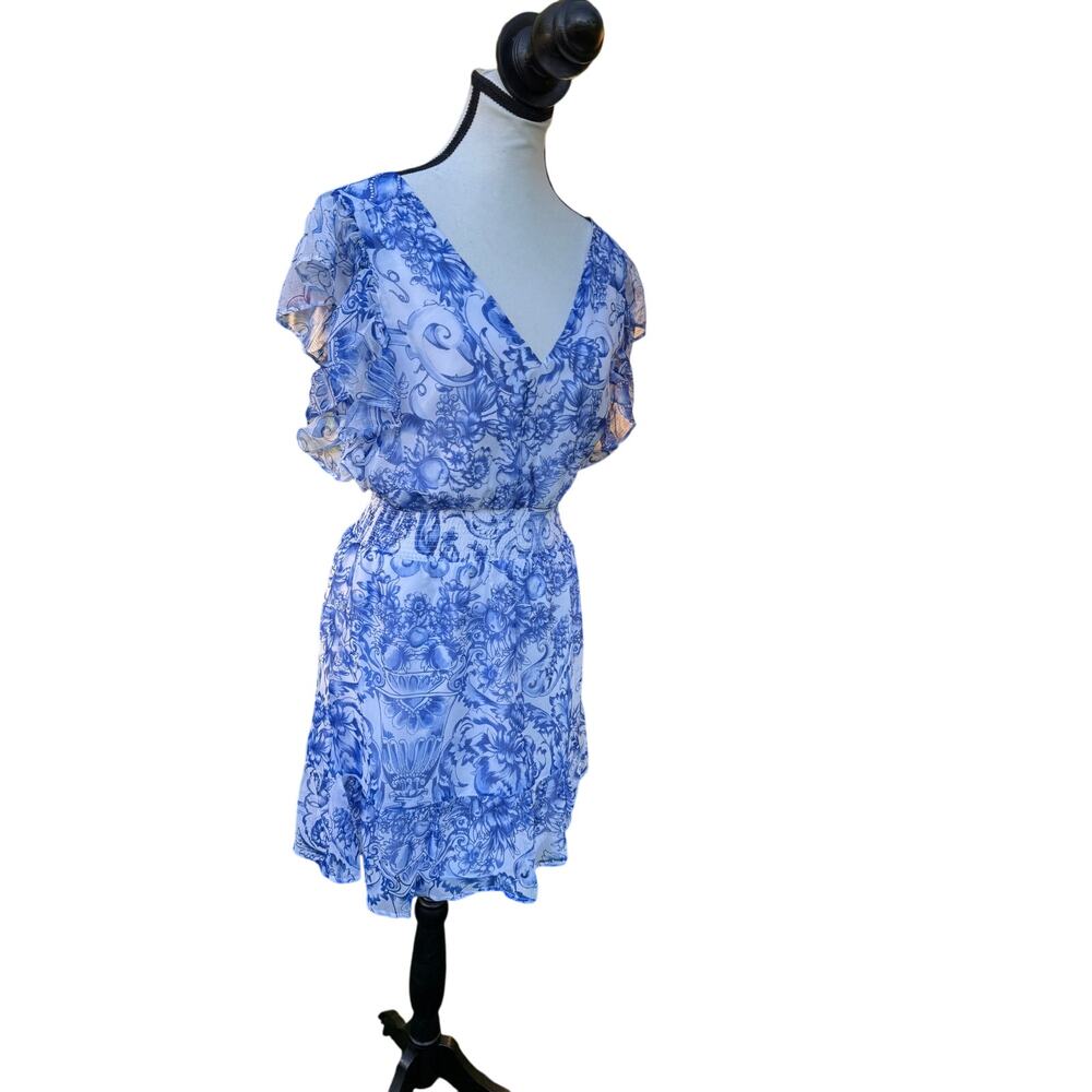 Small Express NWT summer blue and white floral dress. Flowy sleeve 88$